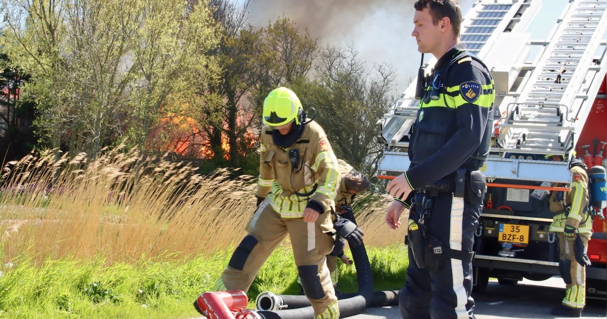 Grote uitslaande brand in woning aan de Langevliet in Callantsoog: bewoners op tijd weg