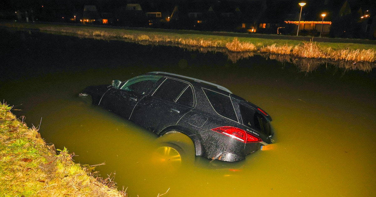 Bestuurder en bijrijder lopen nat pak op nadat auto in het water verdwijnt in Nieuwerkerk aan den IJ