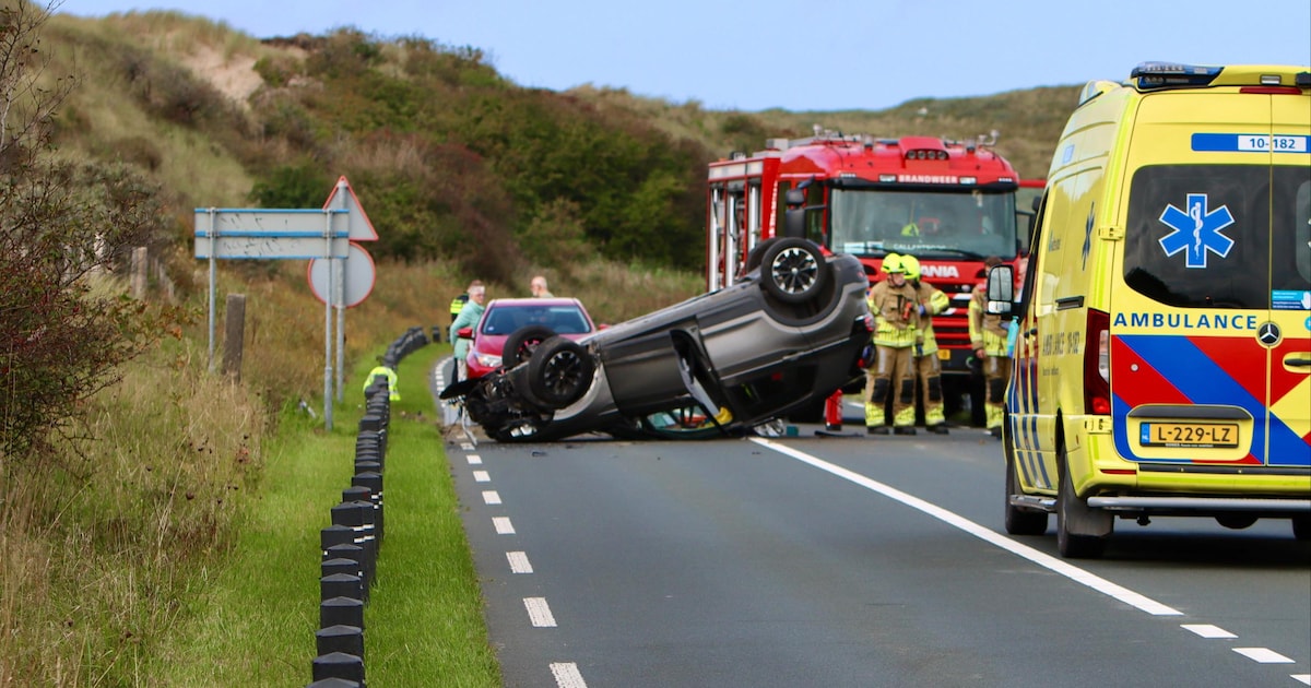Auto belandt ondersteboven bij eenzijdig ongeval op N502 bij Callantsoog