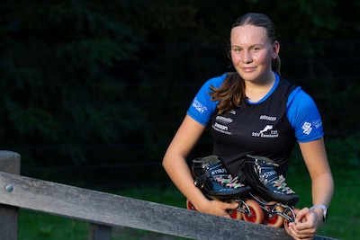 Leusdense Mirthe (14) skeelert 24 uur lang voor zieke kinderen: ‘Ik zie vooral op tegen de blaren’