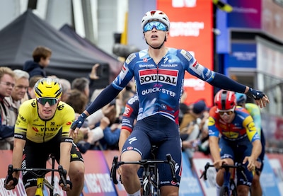 Tim Merlier sprint in Tour of Holland de nachtmerries van Olav Kooij in: ‘Dit is heel jammer’