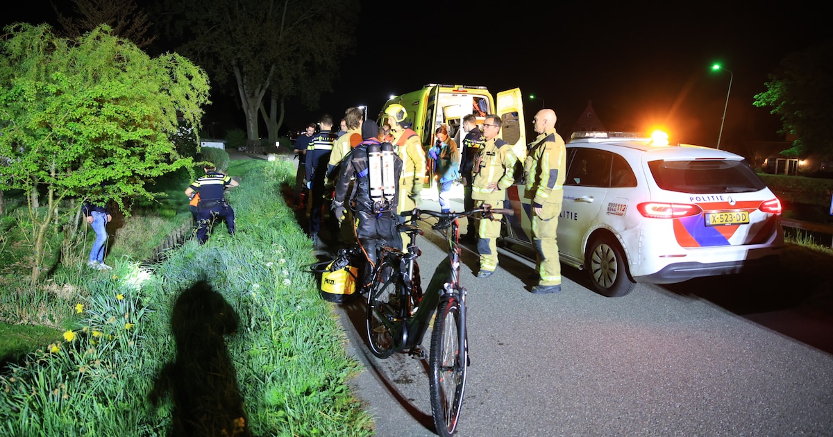 Fietser uit water gehaald aan Tramkade in Den Hoorn, man naar ziekenhuis