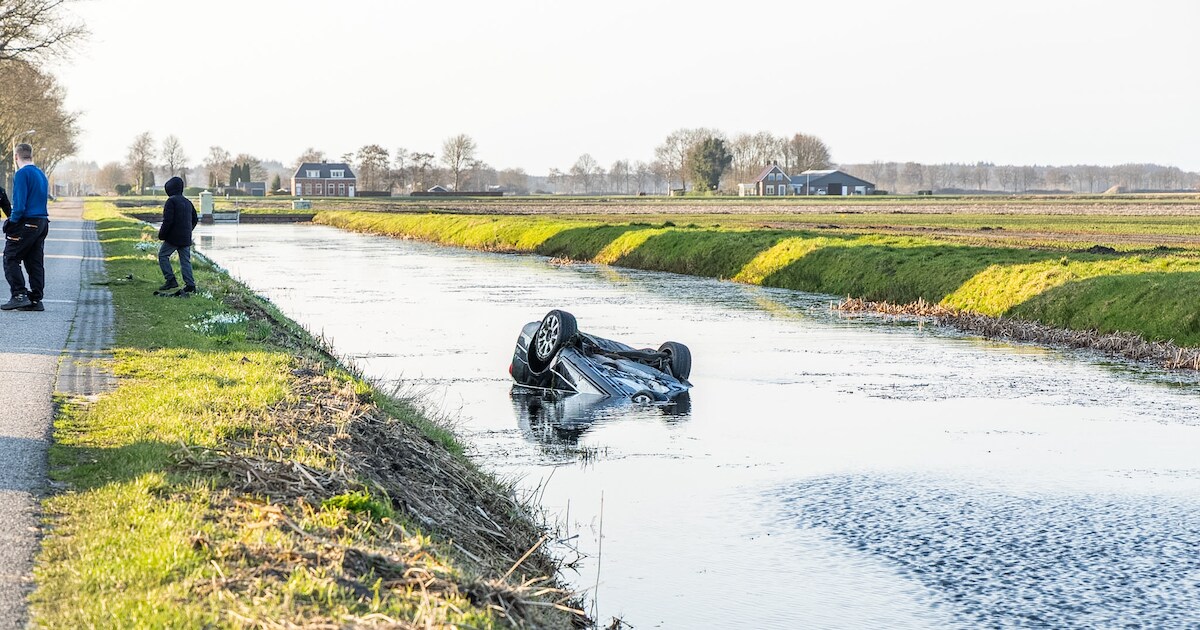 Automobilist (34) mogelijk onder invloed belandt op de kop in het water in Smilde