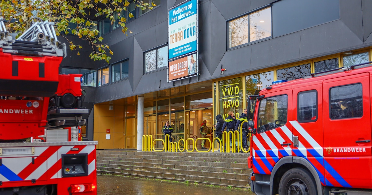 Leerlingen staan buiten vanwege kleine brand in school aan Pampuslaan Amsterdam