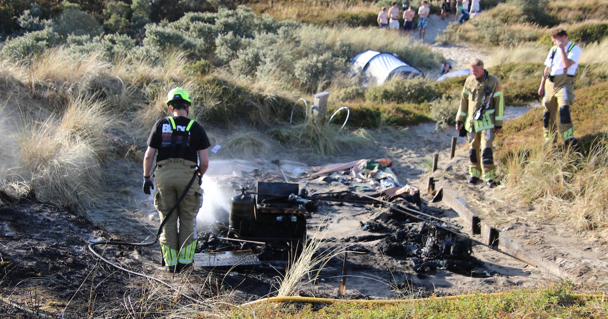 Brandweer blust duinbrand op camping aan Badweg in De Koog