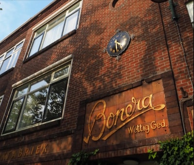 Authentieke fabrieksklok Bonerafabriek in Gouda eindelijk gerestaureerd