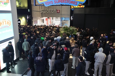 Verkoop zeldzame Swatch loopt volledig uit de hand in Mall of the Netherlands, politie grijpt in