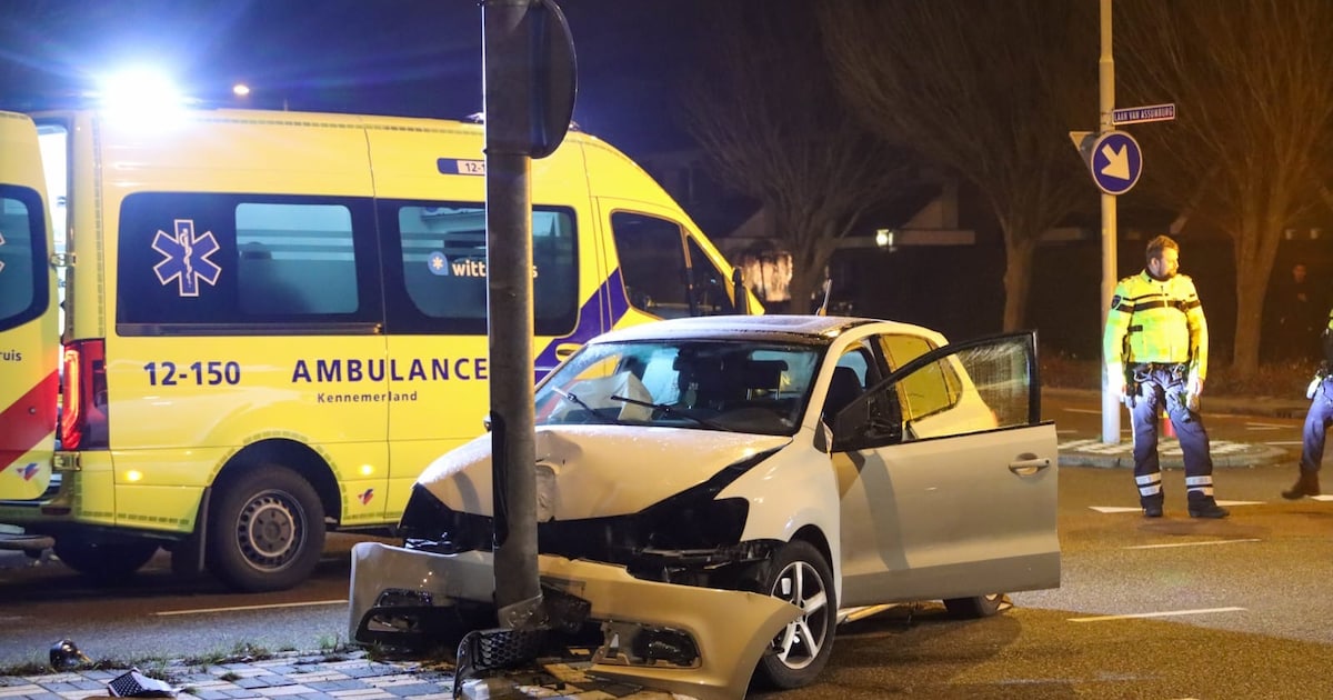 Auto botst op lantaarnpaal op Jan van Kuikweg in Heemskerk