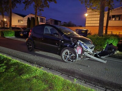 Scooterrijder laat opzittende gewond achter na botsing in Apeldoorn