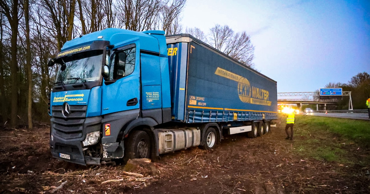 Vrachtwagen belandt meters ver naast de A12 bij Zevenaar