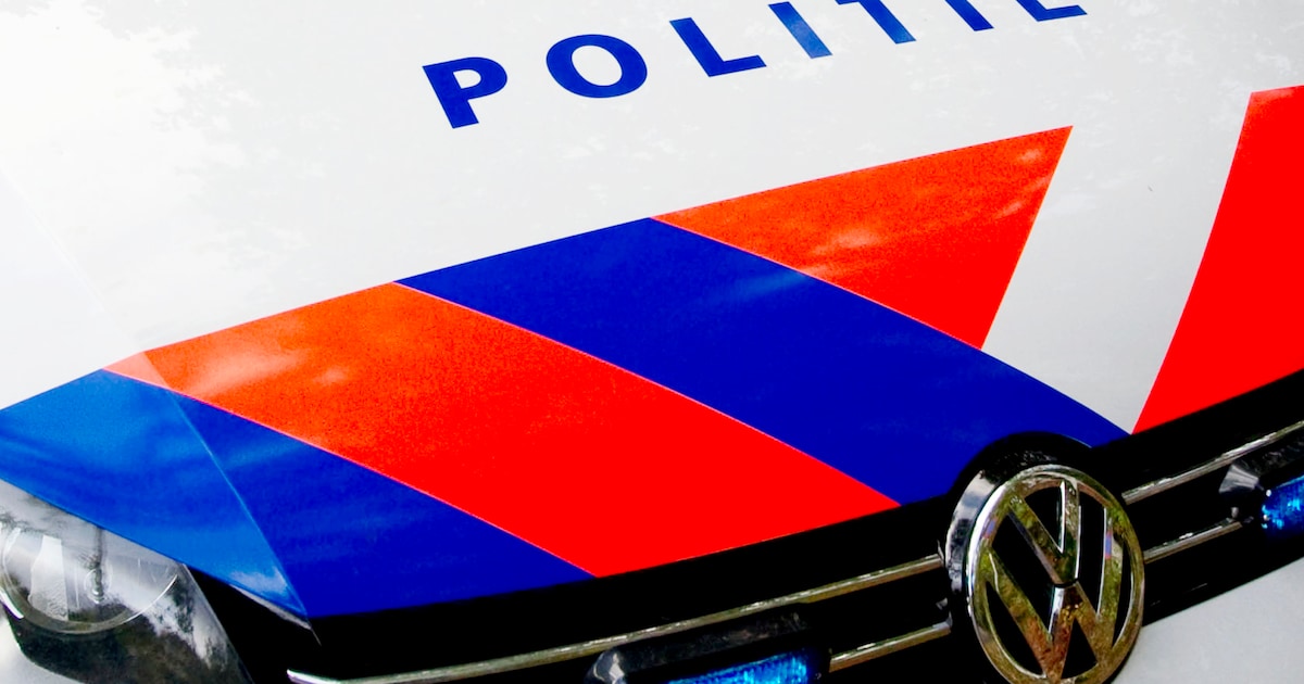 Dronken man (52) rijdt tegen meerdere auto’s aan en slaat op de vlucht