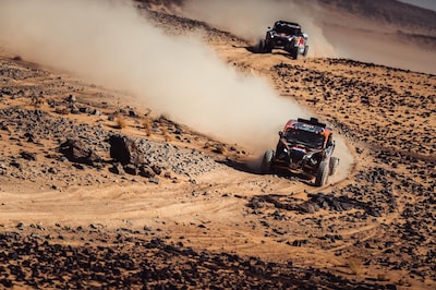 Dakar-legendes stellen vriendschap op de proef: ‘Soms duw ik Kees gewoon een energiereep in z’n mond