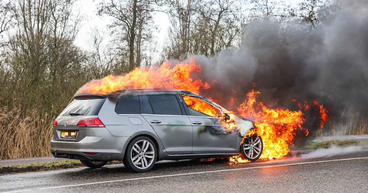 Auto vat tijdens het rijden vlam in Boornzwaag
