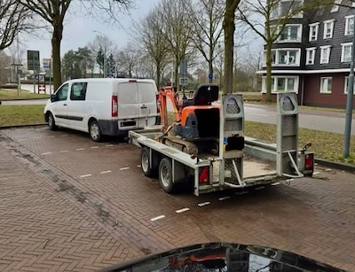 Agent ziet bestelbus te hard met aanhanger rijden op A2, bij controle in Best blijkt joint in asbak 