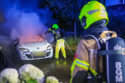Auto brandt volledig uit in Rheden, politie doet onderzoek