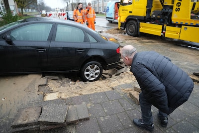 Ali’s (59) auto zakt in gat door breuk waterleiding Apeldoorn: ‘Ik wilde hem net wegbrengen’
