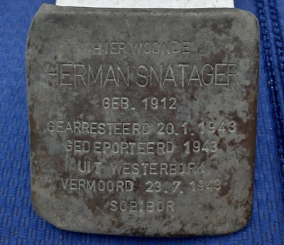 Deze Stolperstein werd 8 jaar geleden uit de grond gewrikt in Zutphen en is nu weer terecht