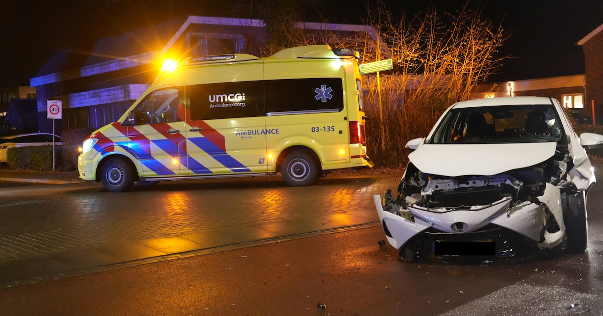 Twee gewonden bij frontale botsing op de Vrijheidslaan in Valthermond