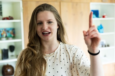 De mannen zitten op de bank, de vrouwen snijden de appeltaart: Sophia (19) heeft er genoeg van