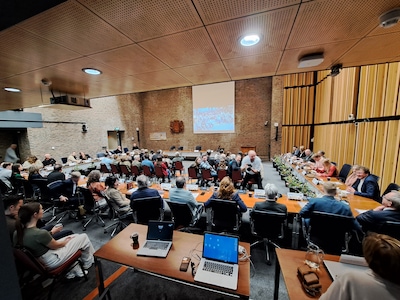 Coalitie in Oosterhout presenteert akkoord en kandidaat-wethouders in theater De Bussel: ‘Past in op