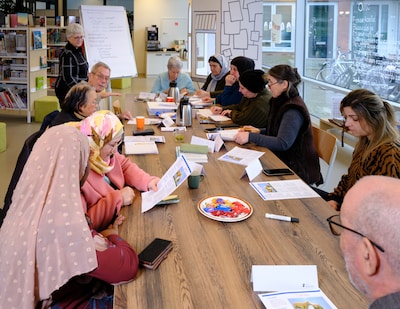 Taalcafé in Gouda laat volwassenen Nederlands oefenen
