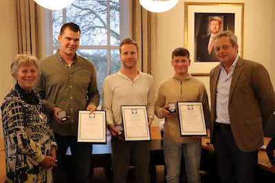 Rik, Dennis en Joël redden drie mensen uit zinkende auto, nu zijn ze gehuldigd