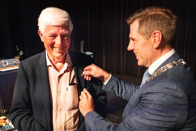 Piet van Adrichem in bijzonder rijtje: benoemd tot ereburger van Pijnacker-Nootdorp