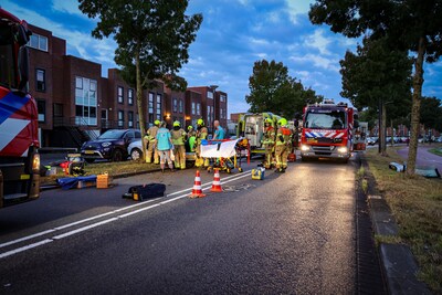 Auto met jonge mannen botst zijwaarts tegen boom in Rotterdam: meerdere gewonden