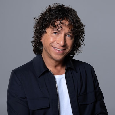 Zanger Vinzzent treedt op tijdens carnaval in Uivergein