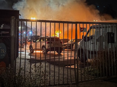 Auto vliegt in brand op terrein van autodealer in Arnhem