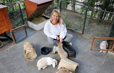 Anne geeft workshops over konijnen in haar tuin: 'Ik leer je alles over keutels en gedrag'
