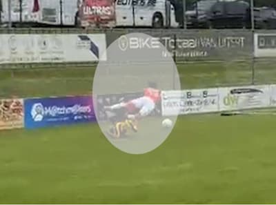 Lezers reageren massaal en verdeeld op ‘cruciaal’ penaltymoment: ‘Zelfs Stevie Wonder had hem gegeve