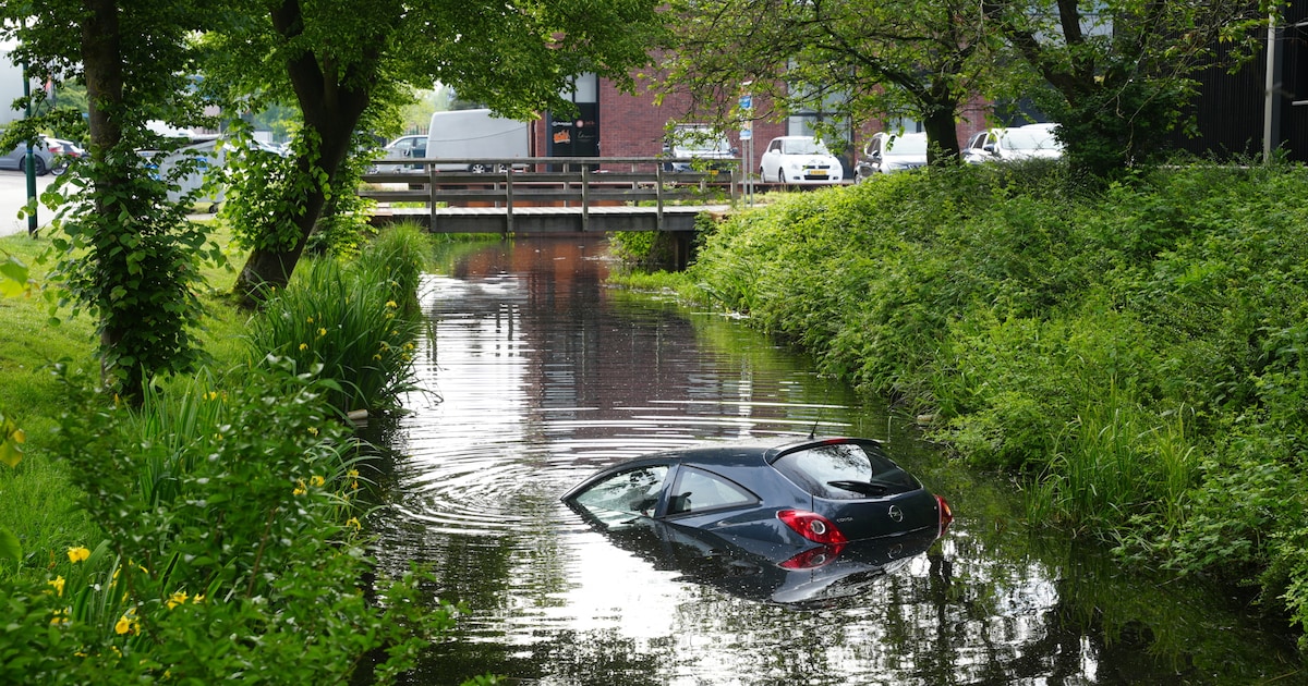 Geparkeerde auto rolt water in naast bouwmarkt in Bunschoten