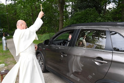 Pastor zegent 81 voertuigen bij kapel in Alphen: ‘Extra engeltje op je schouder kan nooit kwaad’