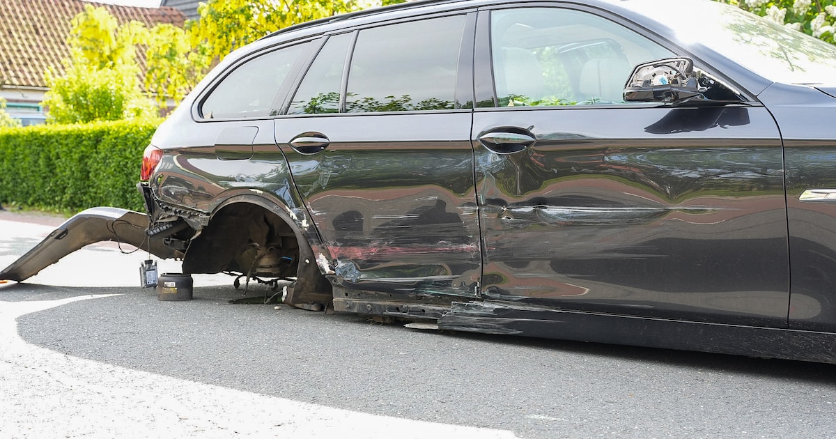 Auto verliest wiel na botsing met hek in Aartswoud