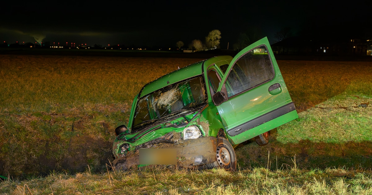 Auto crasht sloot in langs N996 bij Stedum, traumahelikopter geland
