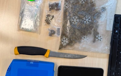 Wijkagenten betrappen bestuurder die met been uit raam rijdt in Eersel en vinden 60 gram wiet