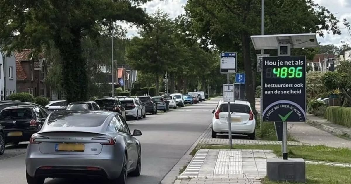 Snelheidsbord met teller heel de maand juni in Zuidoostbeemster