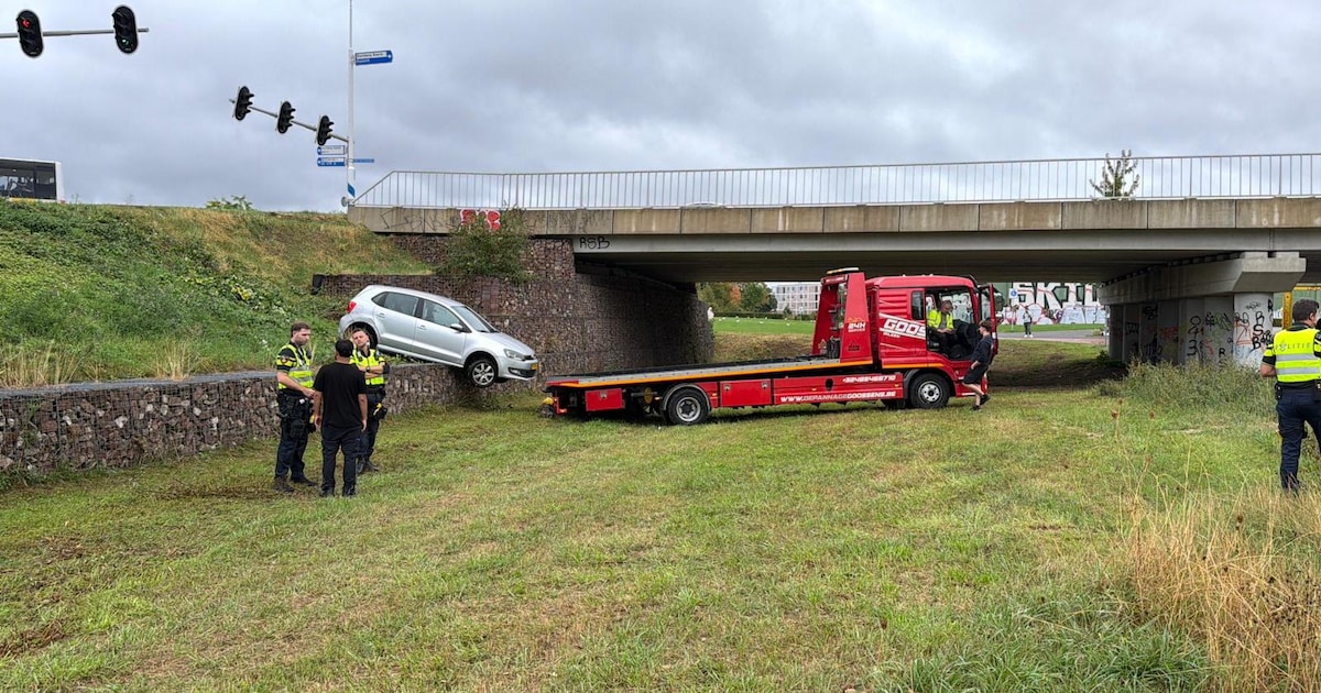 Auto hangt op een helling in Maastricht