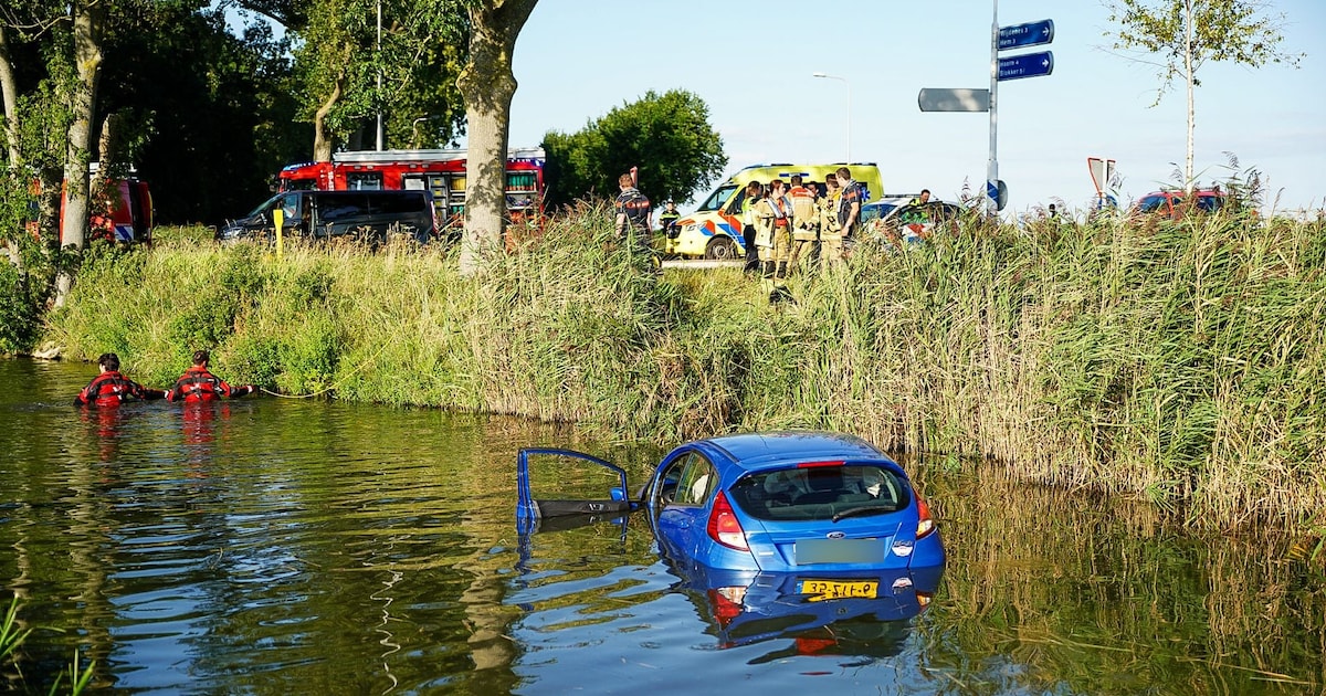 Auto belandt in sloot bij Westwoud, bestuurster naar ziekenhuis gebracht