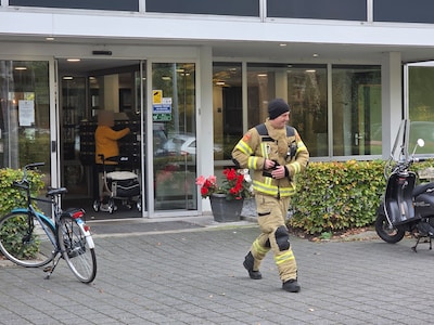 Hand van vrouw in rolstoel vast in liftdeur in woonzorgcomplex Wageningen