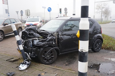 Auto en vrachtwagen botsen in Zwolle: flinke schade