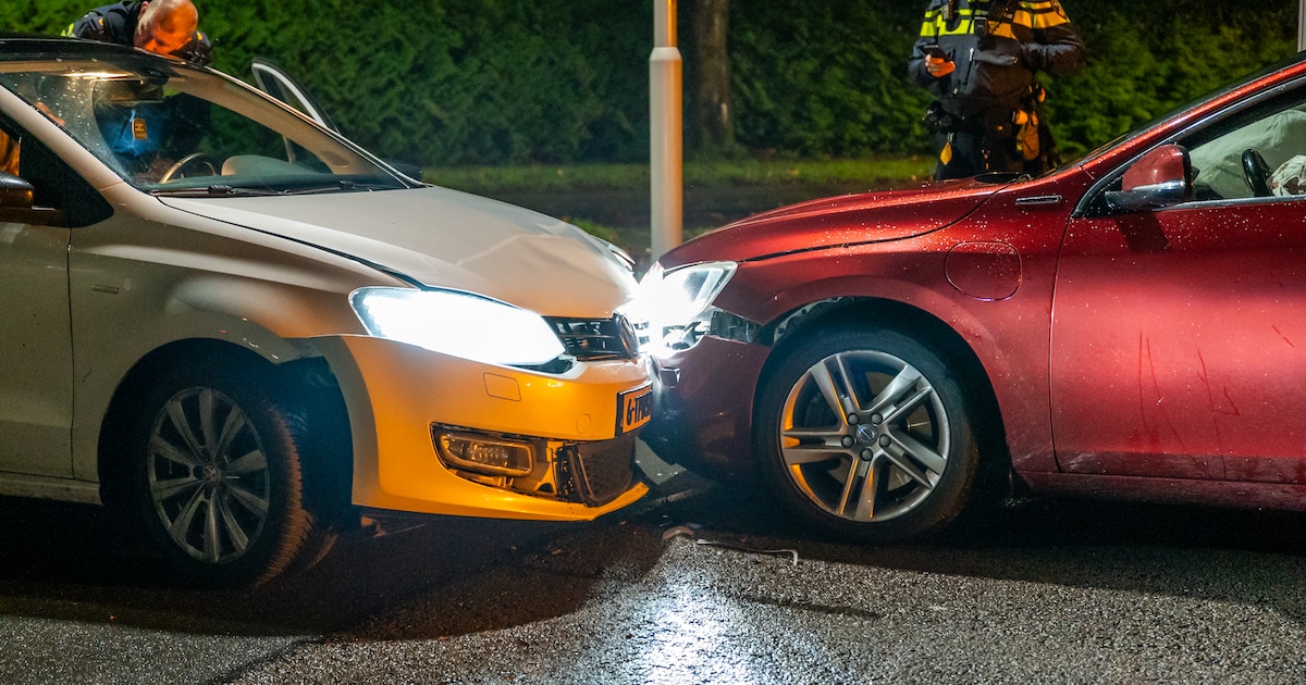 Auto's botsen frontaal op elkaar in Drachten