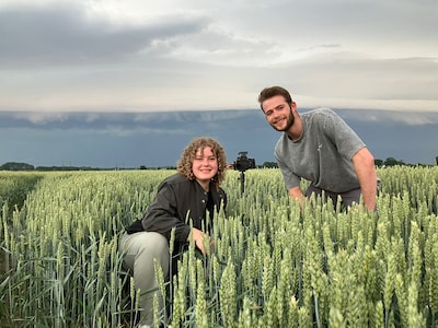 Stormchasers Lyan en Luke wachten in korenveld bij molen op bliksem: ‘Dan snel weg voor het noodweer