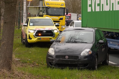 Auto botst achterop vrachtwagen op de N279 bij Beek en Donk