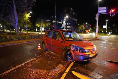 Omstanders pakken autosleutel af van man die na ongeluk onder invloed wil doorrijden