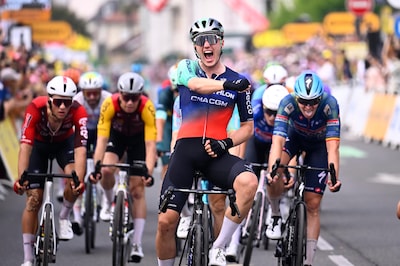 Olav Kooij wint voor tweede keer op rij Profronde Westland en evenaart wielerlegende