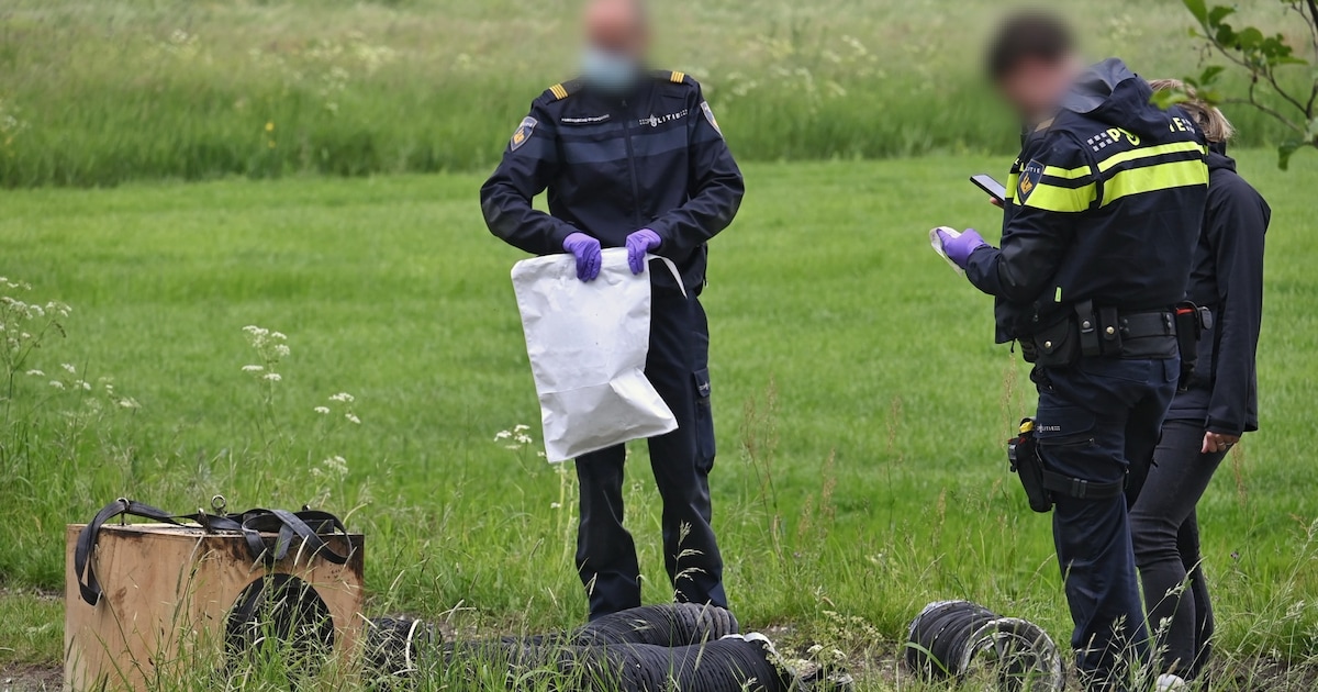 Politie onderzoekt mogelijke dumping van drugsafval in weiland bij Vianen
