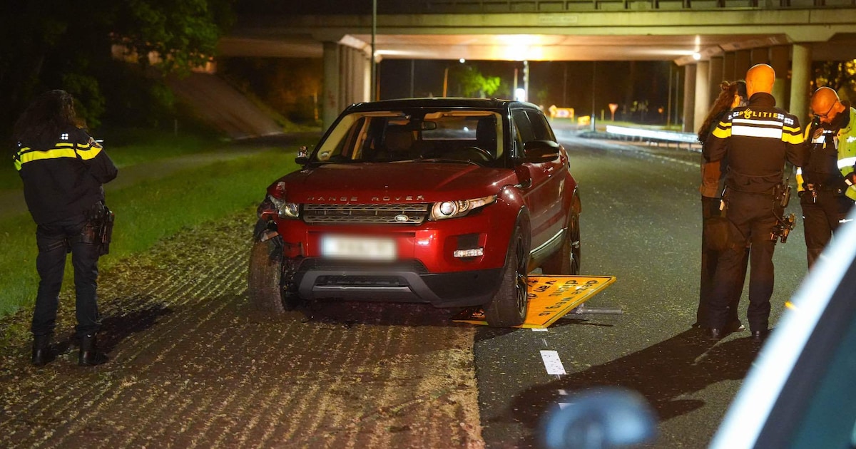 Automobiliste botst tegen werkbord en lantaarnpaal bij De Punt