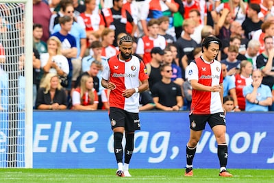 Spektakel in de Kuip: Feyenoord geeft het helemaal weg tegen Eagles en slikt gelijkmaker